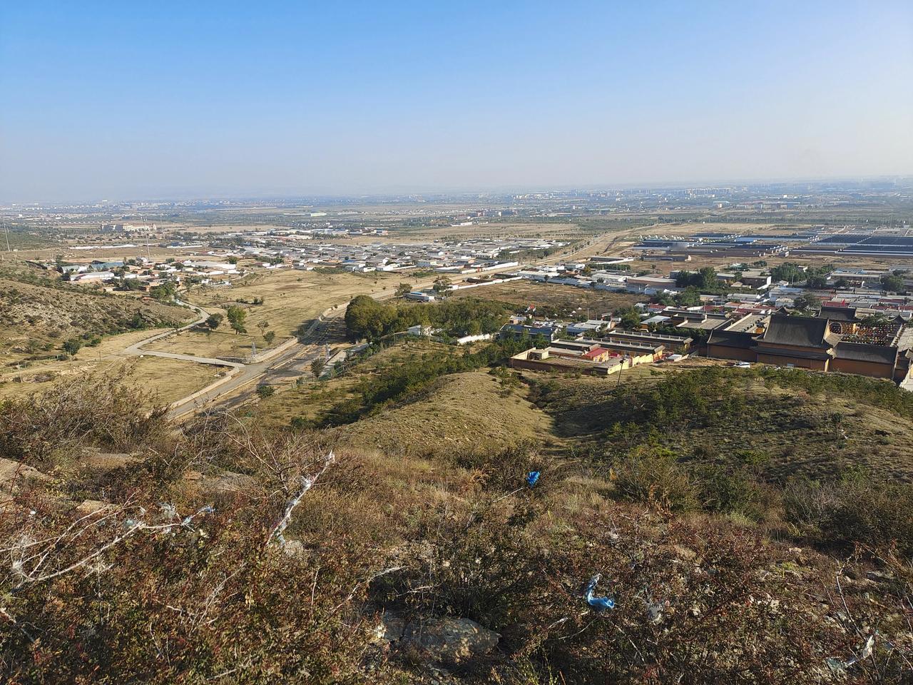 今天下午天气好，去爬大青山。拿着手杖从哈拉更村那座寺庙旁边上去，沿山路上行，刚开