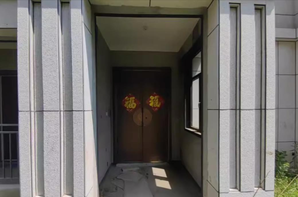 “花了几百万全款买下别墅，等了几年，开发商资金链断裂，房子烂尾，小区还出了人命，