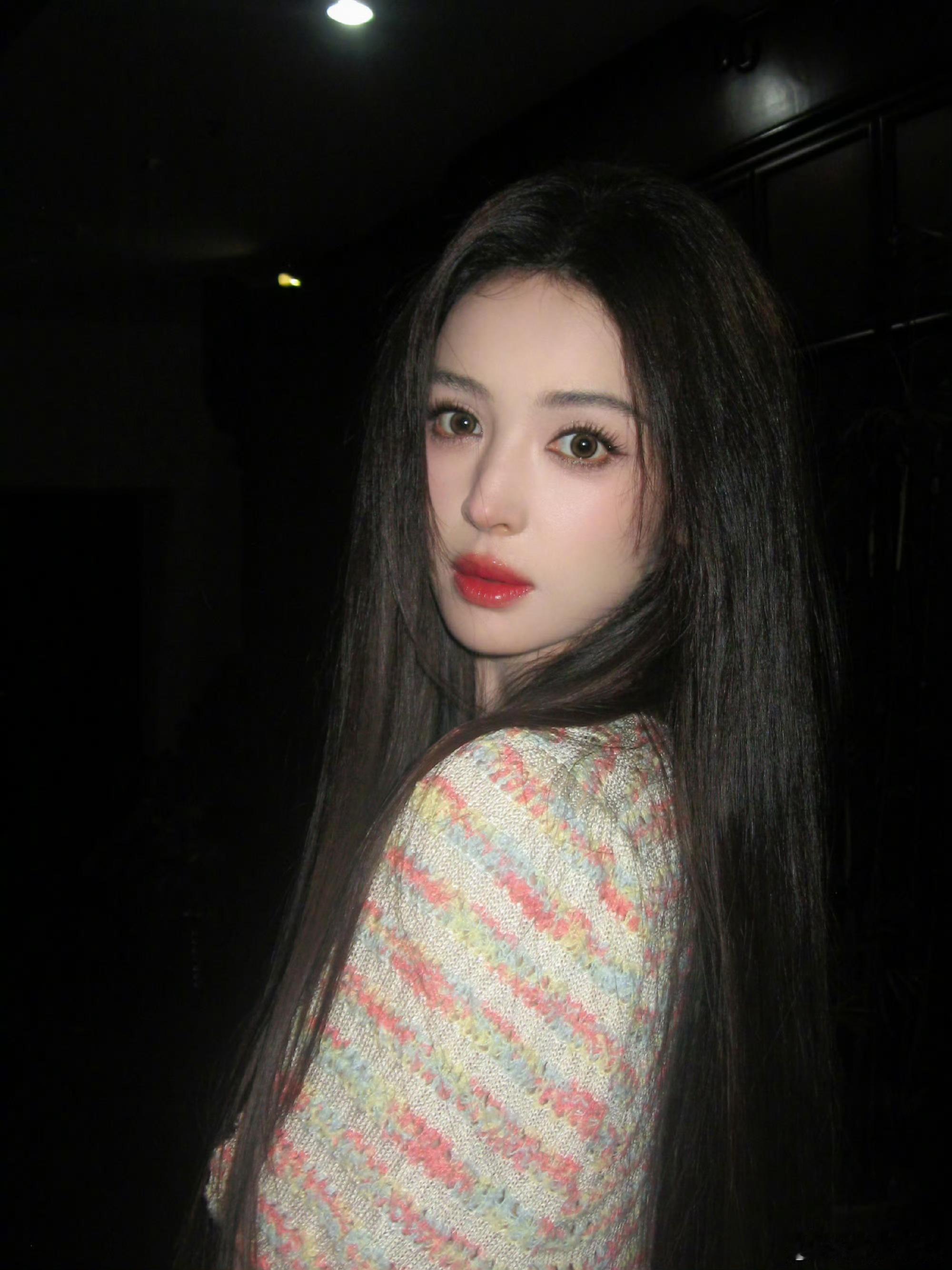 娜扎红唇黑长直 娜扎这组521暗夜红唇自拍可太明艳啦！ CCD复古千禧氛围感拉满