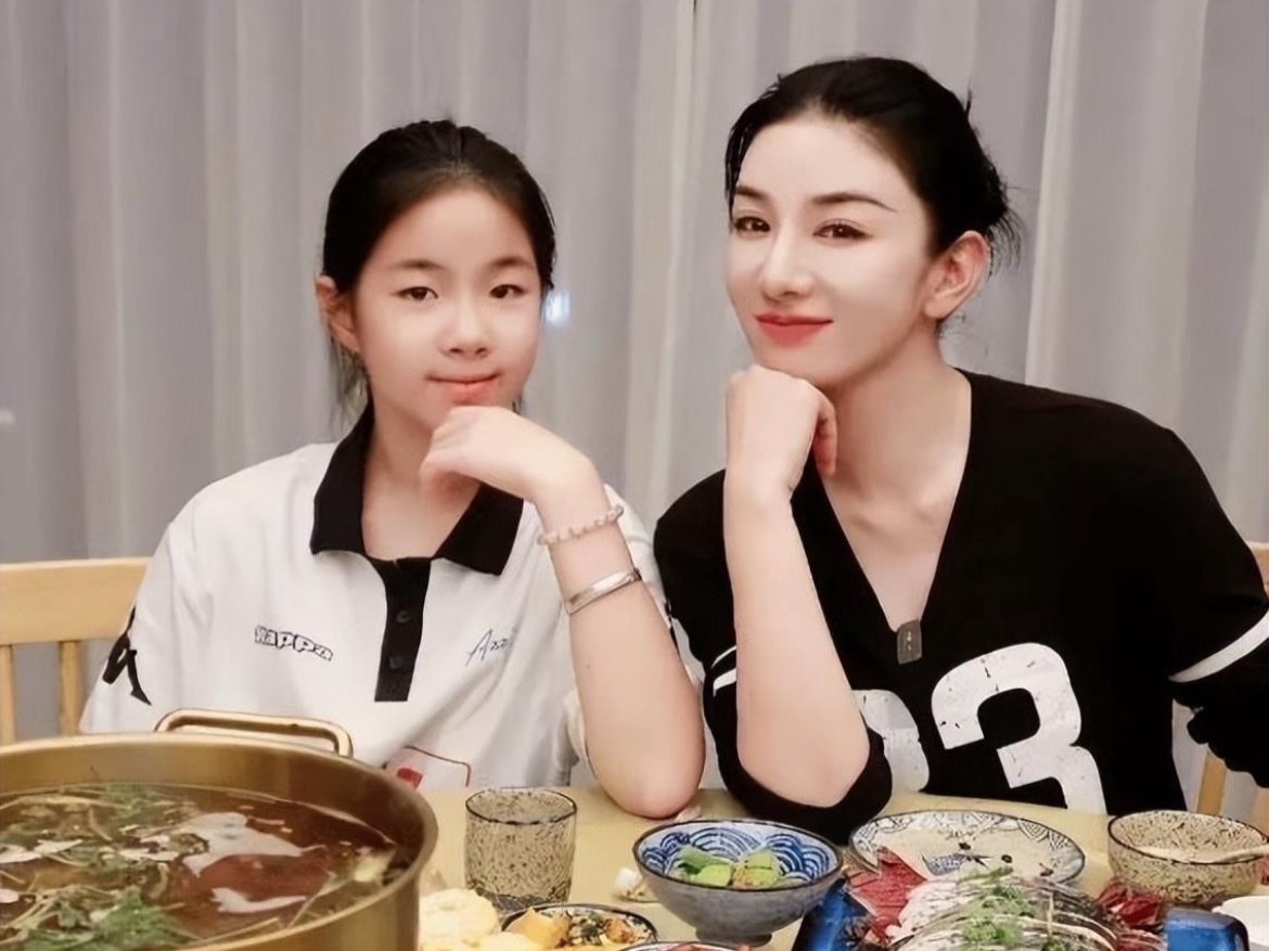 黄奕女儿被网友抗议出道 12岁的黄芊玲拒绝留学，选择追求舞台梦想，妈妈黄奕最终选