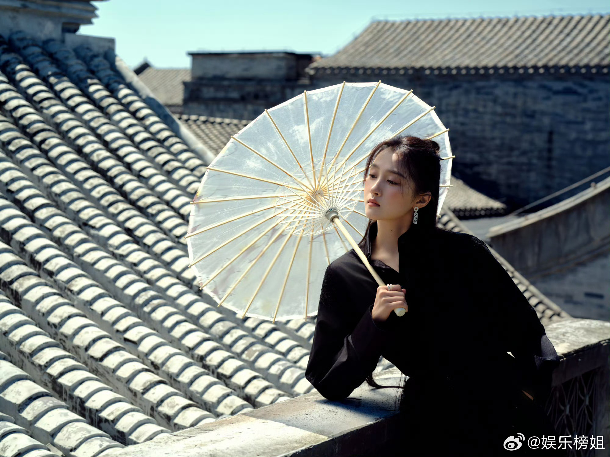 关晓彤撑伞那几张一整个梦回班婳，美成这样，真的不考虑进组古装剧、演个侠女或者女将