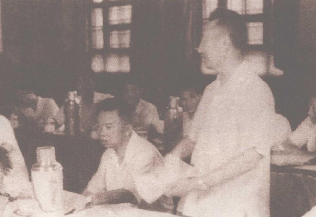 60年代，红四方面军战史研究会上，徐向前元帅作指示。他旁边是王树声大将。在红四方