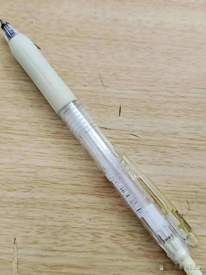 几天不写字，手有点儿痒了。
翻遍包包，竟然没有找到一支笔。
手边有两张纸，是外甥