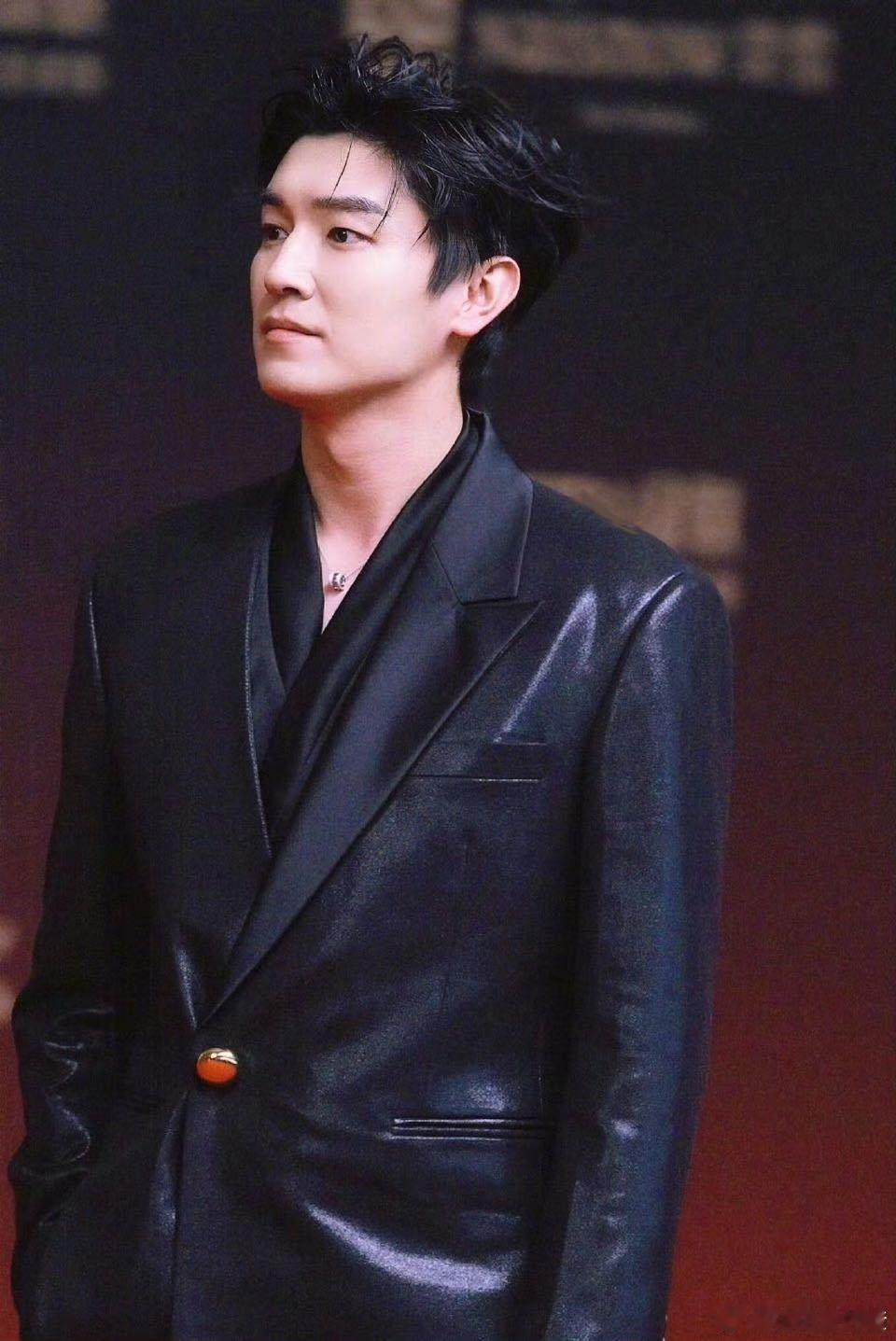 杨旭文5G冲浪刷了个老梗 杨旭文这5G冲浪冲得“跑偏”得超可爱！搜狐时尚盛典上，