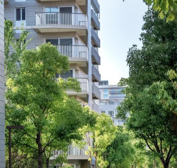 我表哥上个月买房，本来都看好了，结果听他爸妈的话选了4楼，省了8万块钱，还觉得自