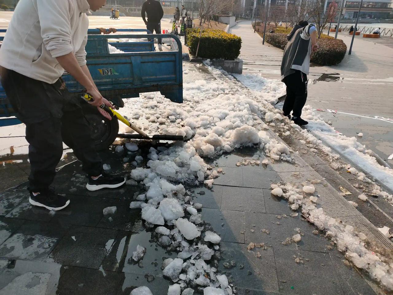 春天已然来临！天气逐渐暖和，冰雪开始融化，孩子们原本欢乐的溜冰场也随之消失不见了