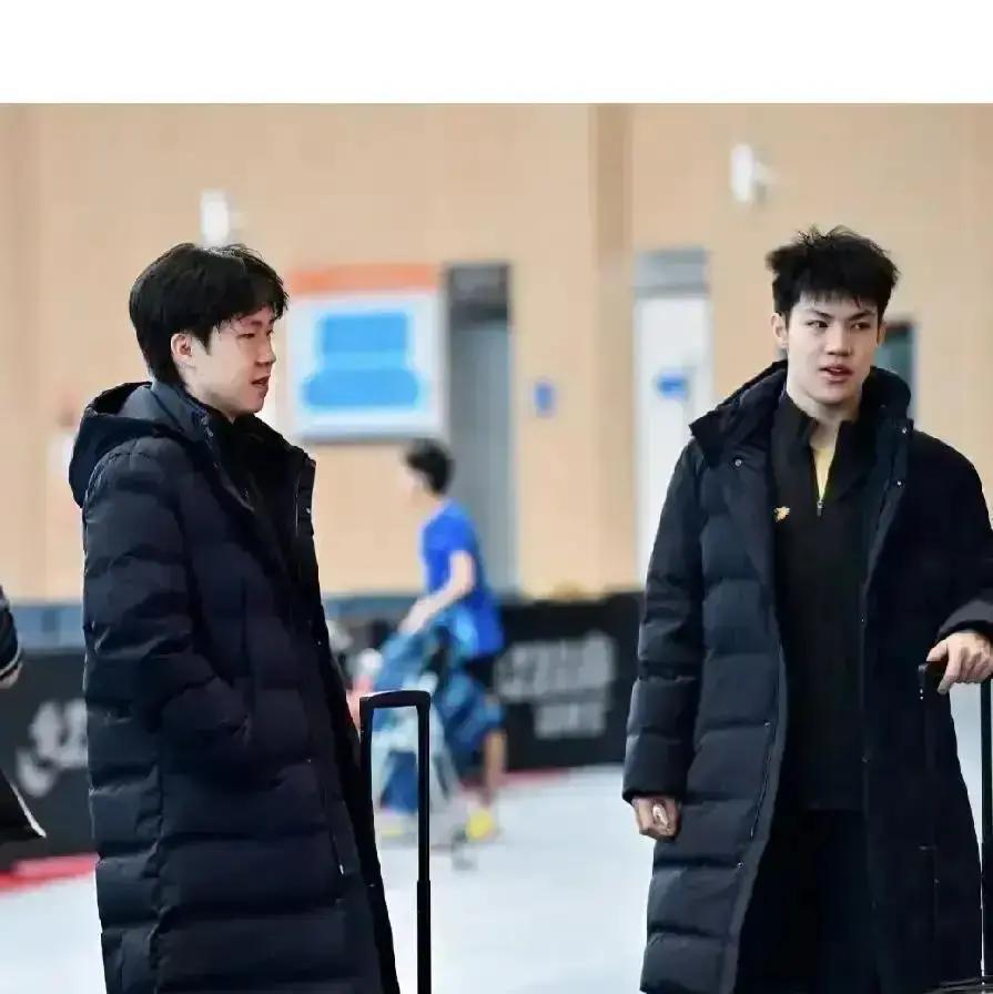 大衣打球第1天，全网抢断货
 
国乒3人穿着呢子大衣对拉，天猫搜索量翻3倍。向尚