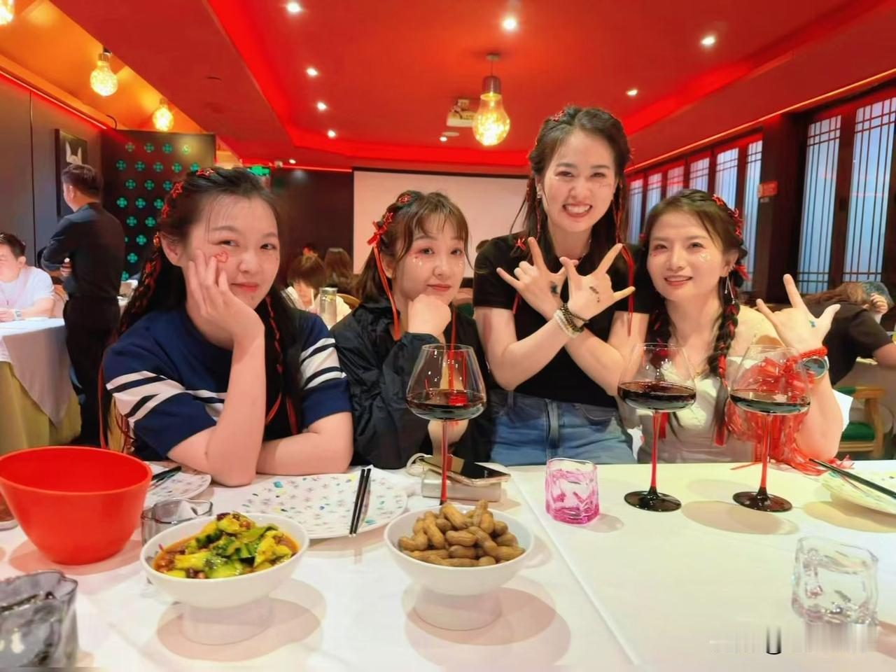 这是我的四个女儿，一个亲生的，三个干闺女。
他们从小一起长大，一起上学，一起经历