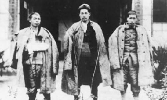 1935年隆冬，国民党将领王耀武兴冲冲跑去审讯一个俘虏——红军第21师师长。一师