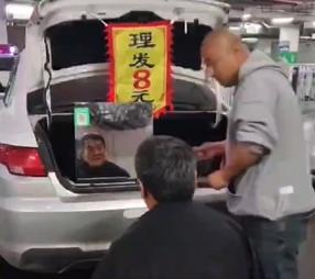 【出租车司机候客时给人理发，这才叫烟火气】
今天看到一条新闻，看完我心里暖了一整