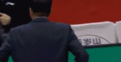 这一幕，在NBA怕是不会出现。

CBA比赛现场，
山东高速主教练丁伟，
被球队