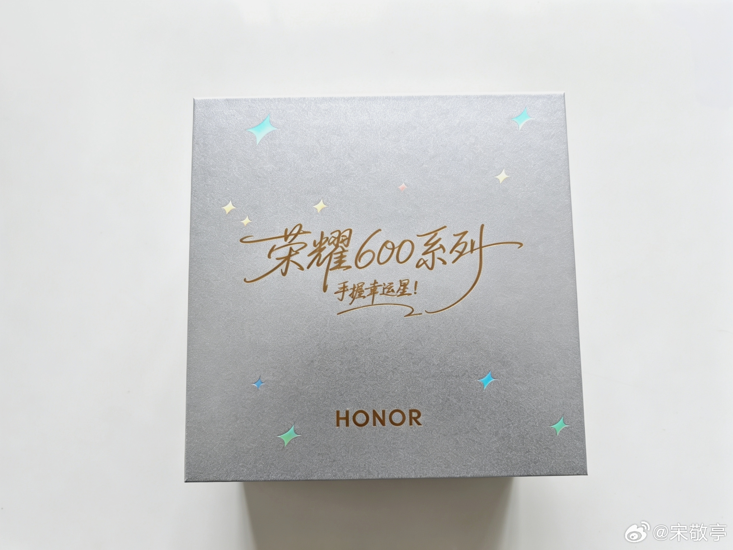 收到荣耀600系列和星巴克出联名礼盒啦！手握幸运星礼盒里，有超好看的幸运星咖啡杯