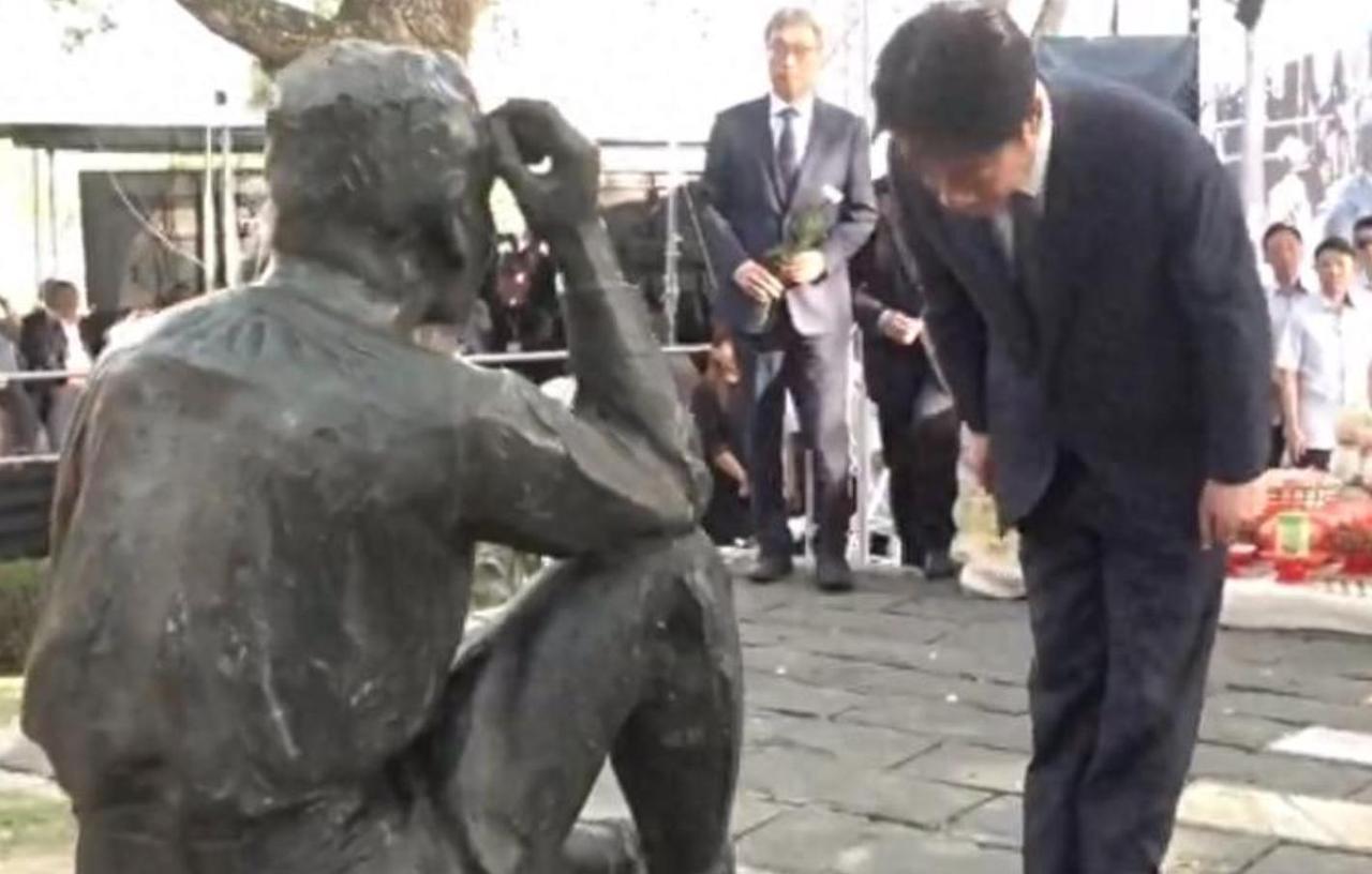 5月8日的乌山头水库，日本殖民者八田与一的铜像前，赖清德完成跪拜献花全套仪式，将