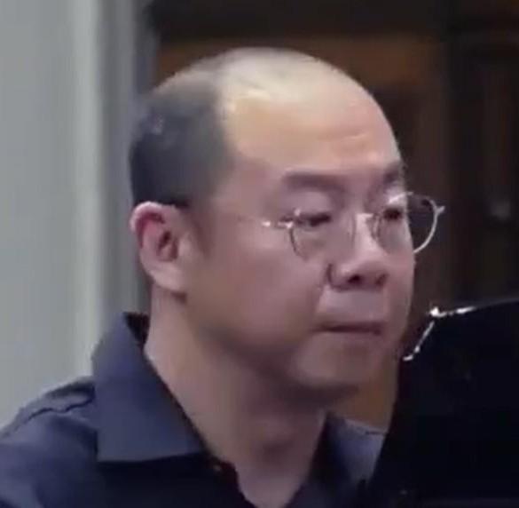 快六十的乐器行老板庄飙，年轻时恨他爸恨得牙痒痒，后来老头癌症晚期，他在医院陪床陪