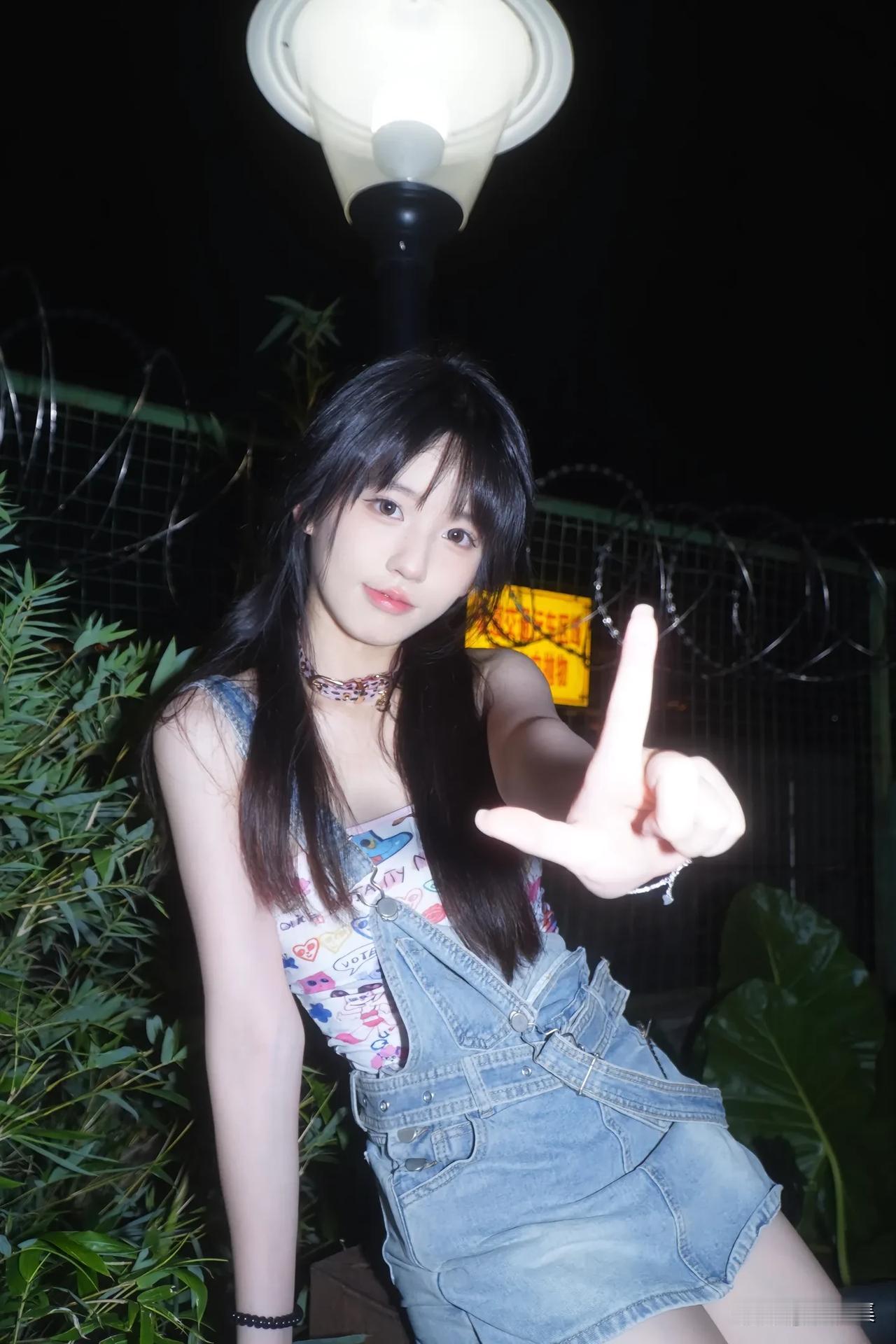 灯下美人指，夜色入梦来。