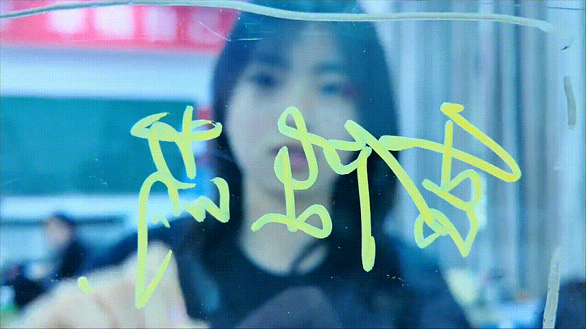 用镜头签定格完整学生时光如今的毕业照早就卷出了新花样，镜头拍出来的照片格外适合线