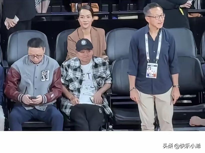 看阿里的合影，左边坐的是现任CEO吴泳铭，右边是董事会主席蔡崇信，两人各司其职，