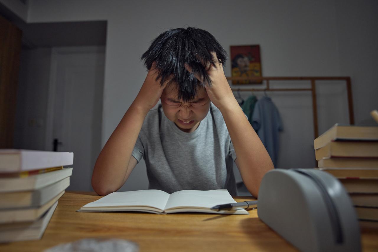 孩子上初中后，家长别被这些假象给骗了。

假象一：小学是学霸，初中肯定错不了
很