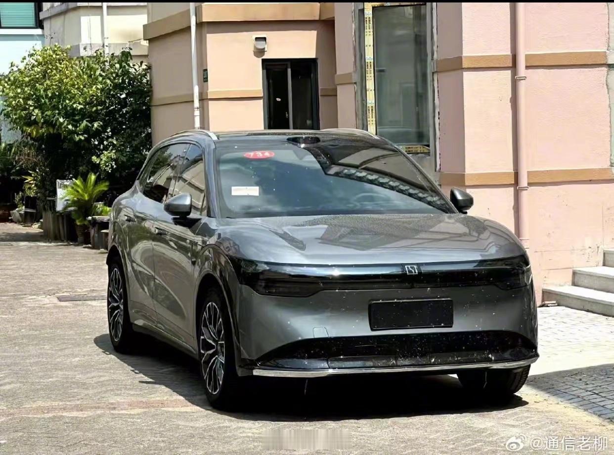 网友拍到的#极氪7x# 实车图～[馋嘴][馋嘴]007这套前脸放在SUV更加协调