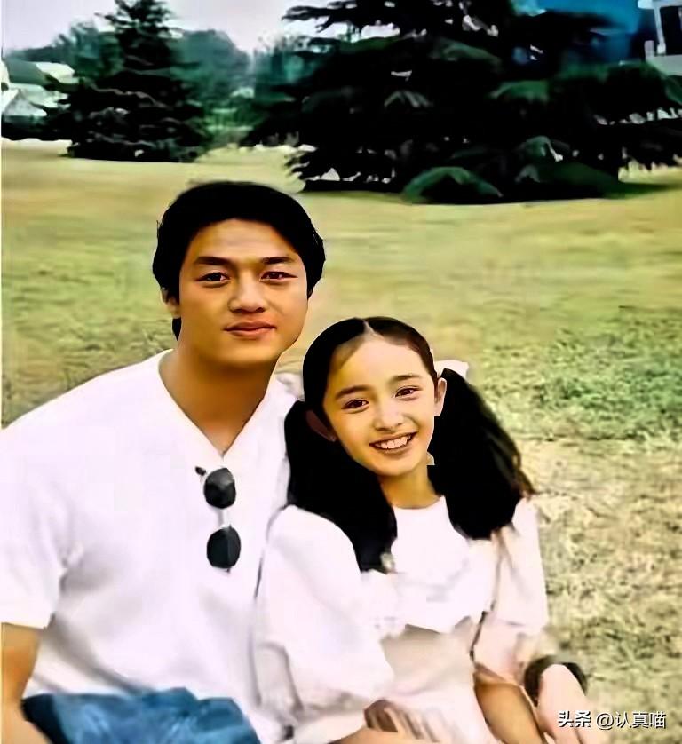 当年李亚鹏和这位小姑娘同框拍照时，
怎么也想不到身边不起眼的小丫头，
日后会成长