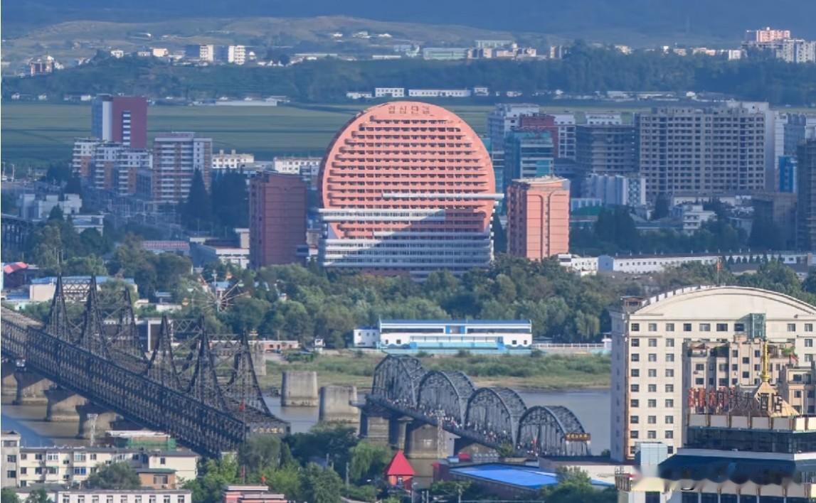 昨晚朋友跟我聊天，说现在很茫，看不清未来。我说你去鸭绿江边往对岸看一眼就知道什么