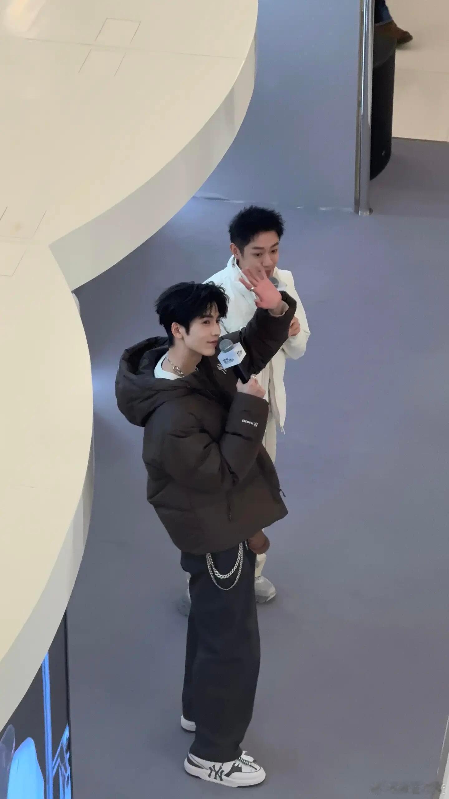 张凌赫 这么远这么帅张凌赫｜ 