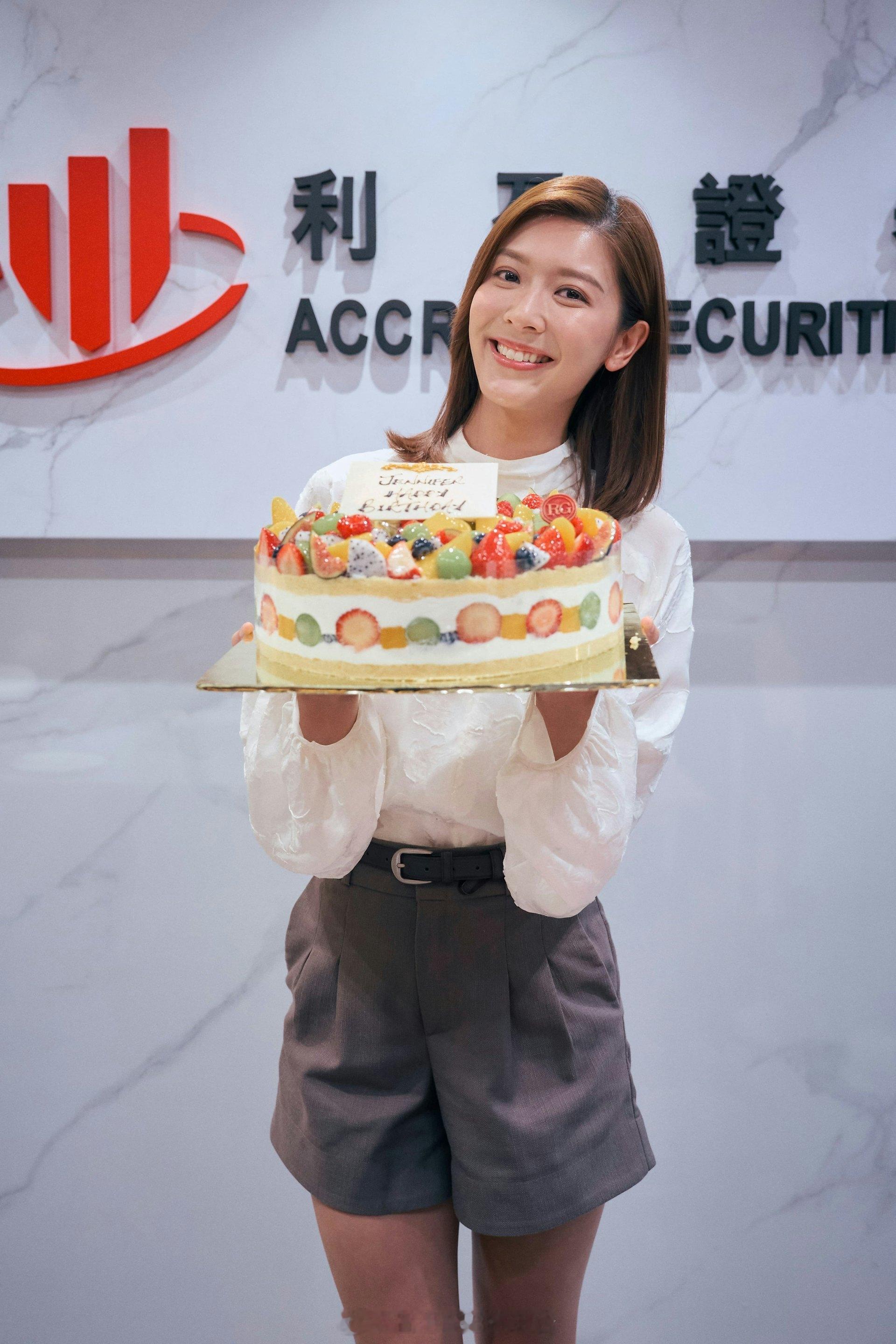 余香凝拍摄《欲望寄生》获剧组惊喜庆生，首次挑战反派获袁咏仪大力称赞7月5日是余香