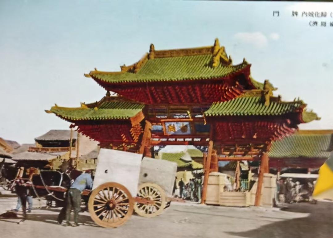 青城印记
呼和浩特小召（崇福寺）前牌楼旧照。拍摄于1940年前后。小召列清民时期