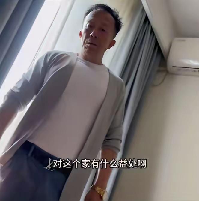 视频里，一位穿着浅灰色开衫的爸爸，正皱着眉走进女儿房间，对着床上喊出那句全国统一