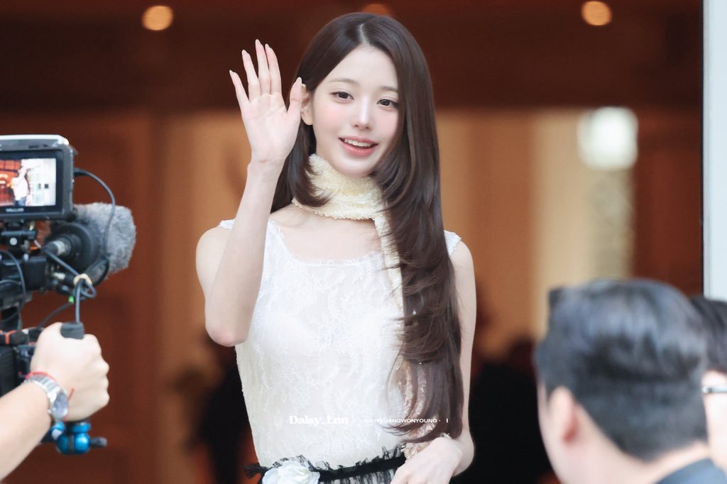 张元英好美 张元英亮相巴黎时装周Dior大秀 ​​​