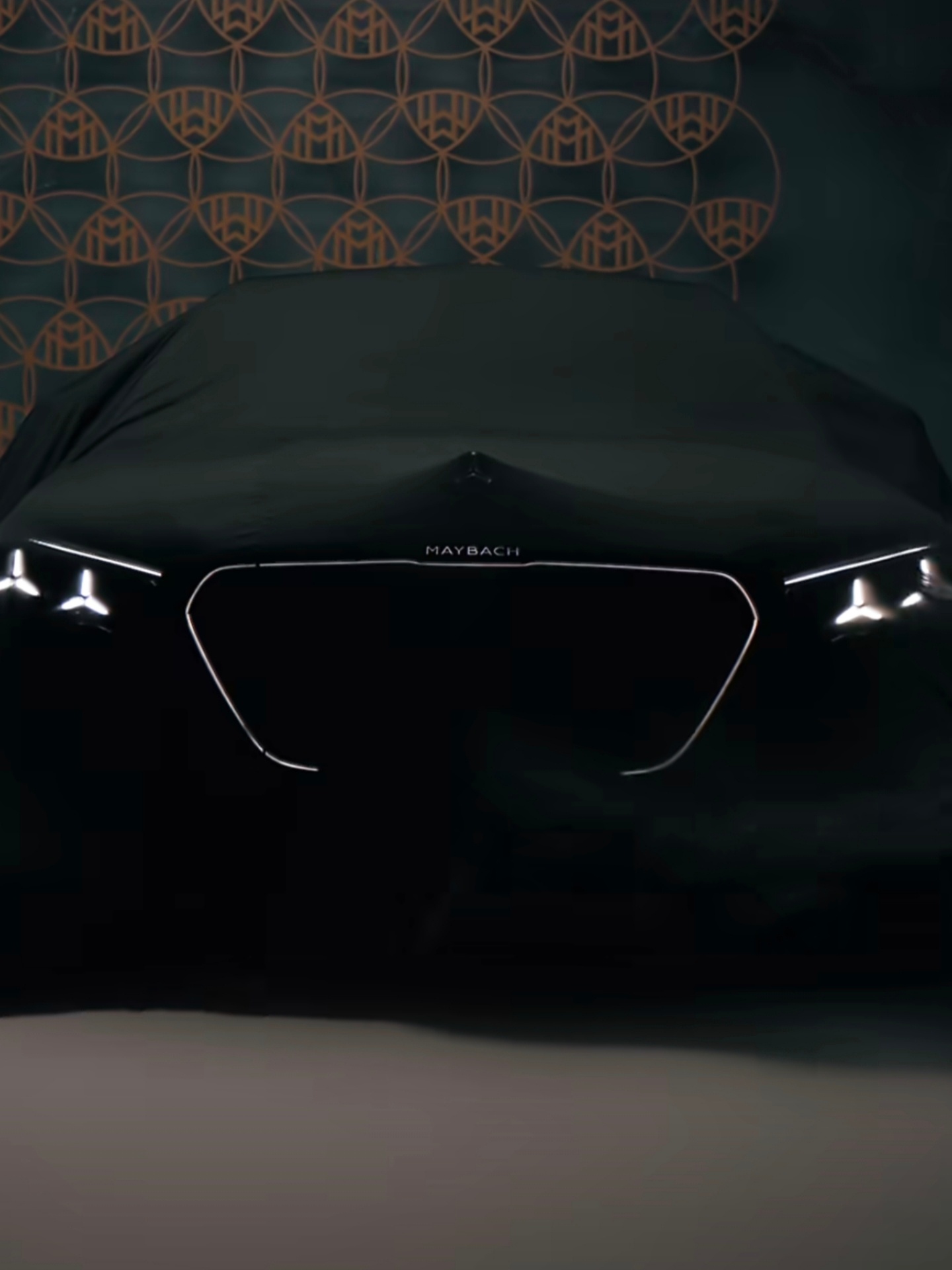 中期改款迈巴赫S级即将发布车头除了三叉星可以发光，迈巴赫品牌标识也能点亮了 