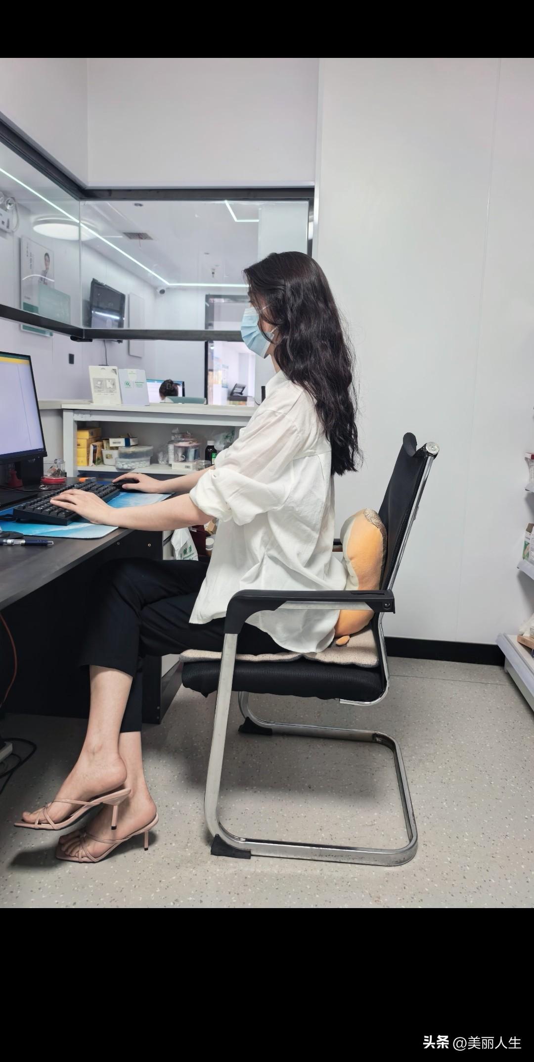 认真工作中的女孩才是最美的