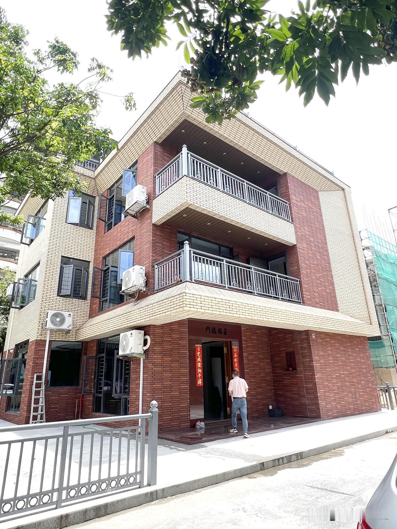 广东男子三层半自建房，外观时尚，配色传统
这是一栋三层半的自建房，占地面积约15