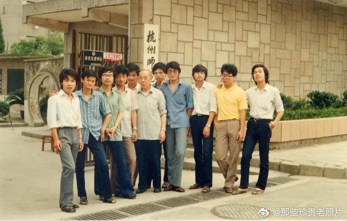 1987年夏，马云（左二）与外语系李增荣教授（左六）及同学在杭州师范大学校门口合