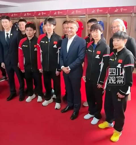 我刚知道，昨晚饭局，一位刚离职的HR总监喝多了说：马克龙访华回来，第一件事是赶紧