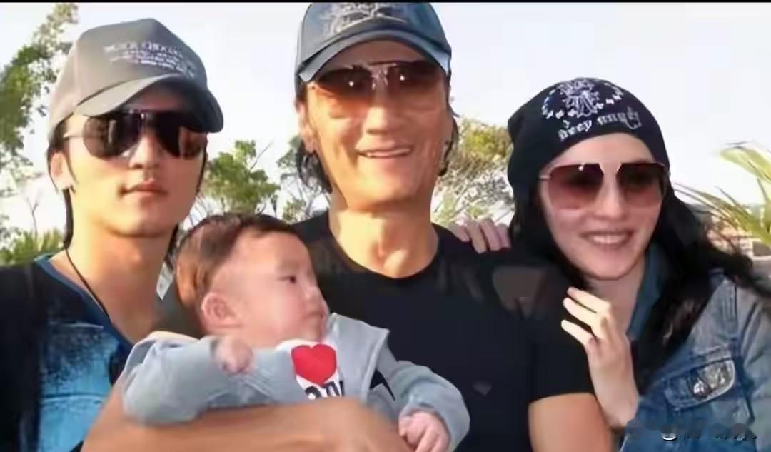 全网都在骂谢贤，
不给张柏芝留一分钱，
可你们想过没有，这老头可能是在保护她。