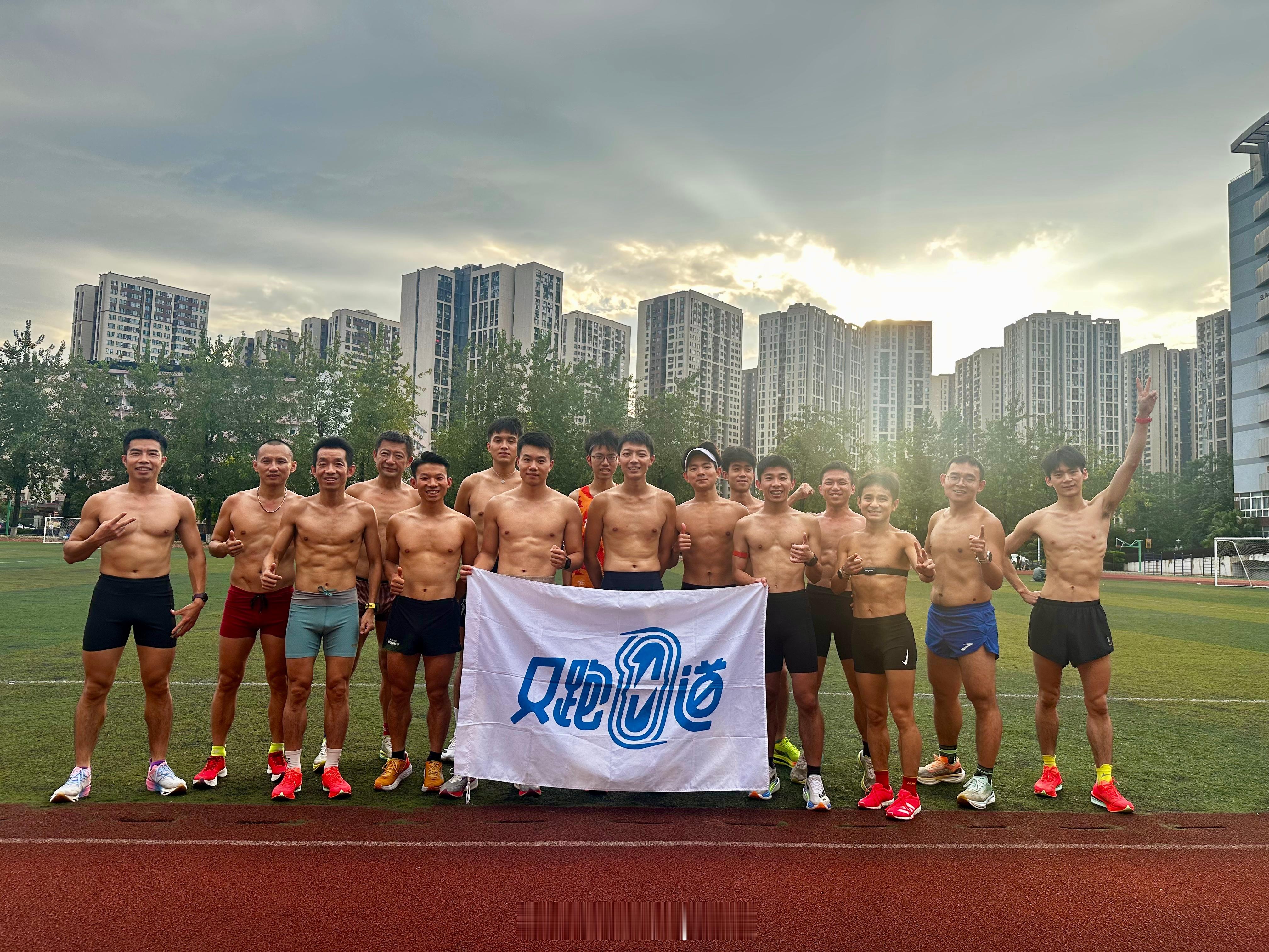 跑步  我走进这群强悍的猛男之中，只为攀上更高的山峰——很开心今天与「只跑①道」