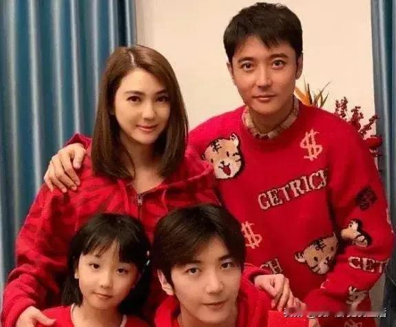 一儿一女就是洪欣最大的底气。
儿子张鎬濂二十五岁生日，妈妈和妹妹开心的庆祝。继父