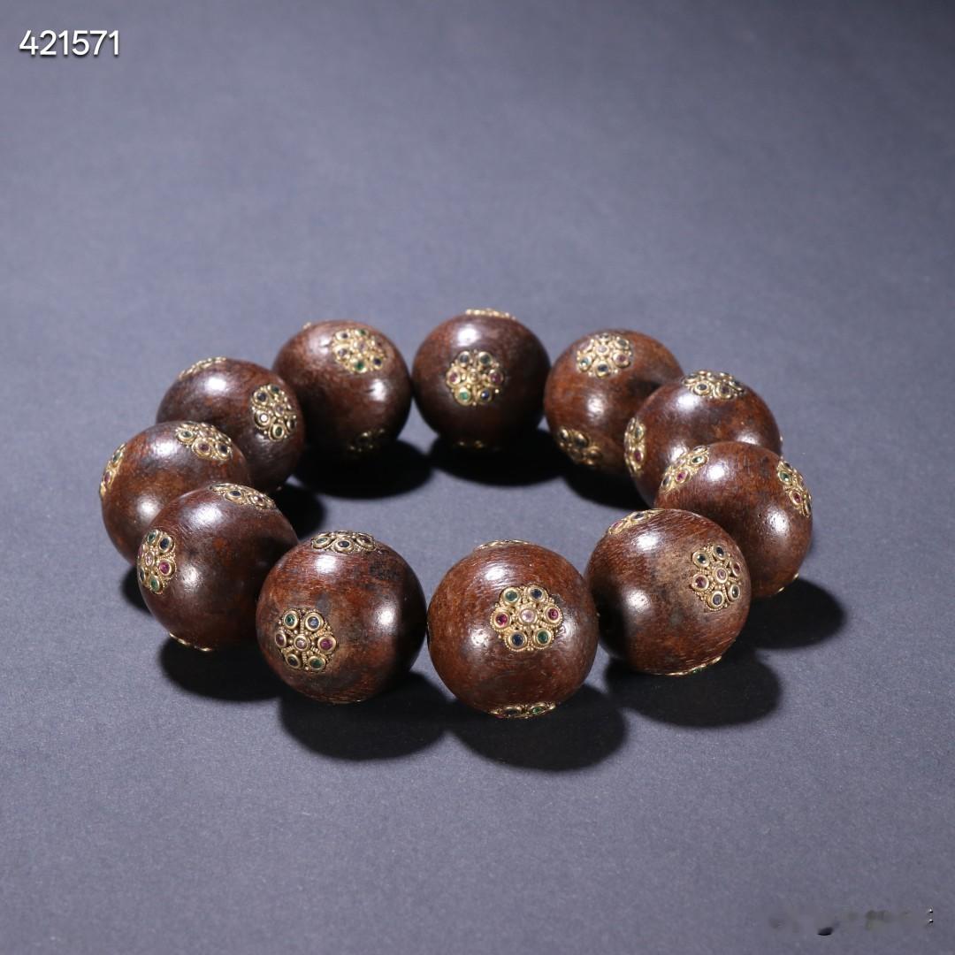 清代 沉香嵌银鎏金嵌碧玺花纹手串。
规格-珠径2.25cm