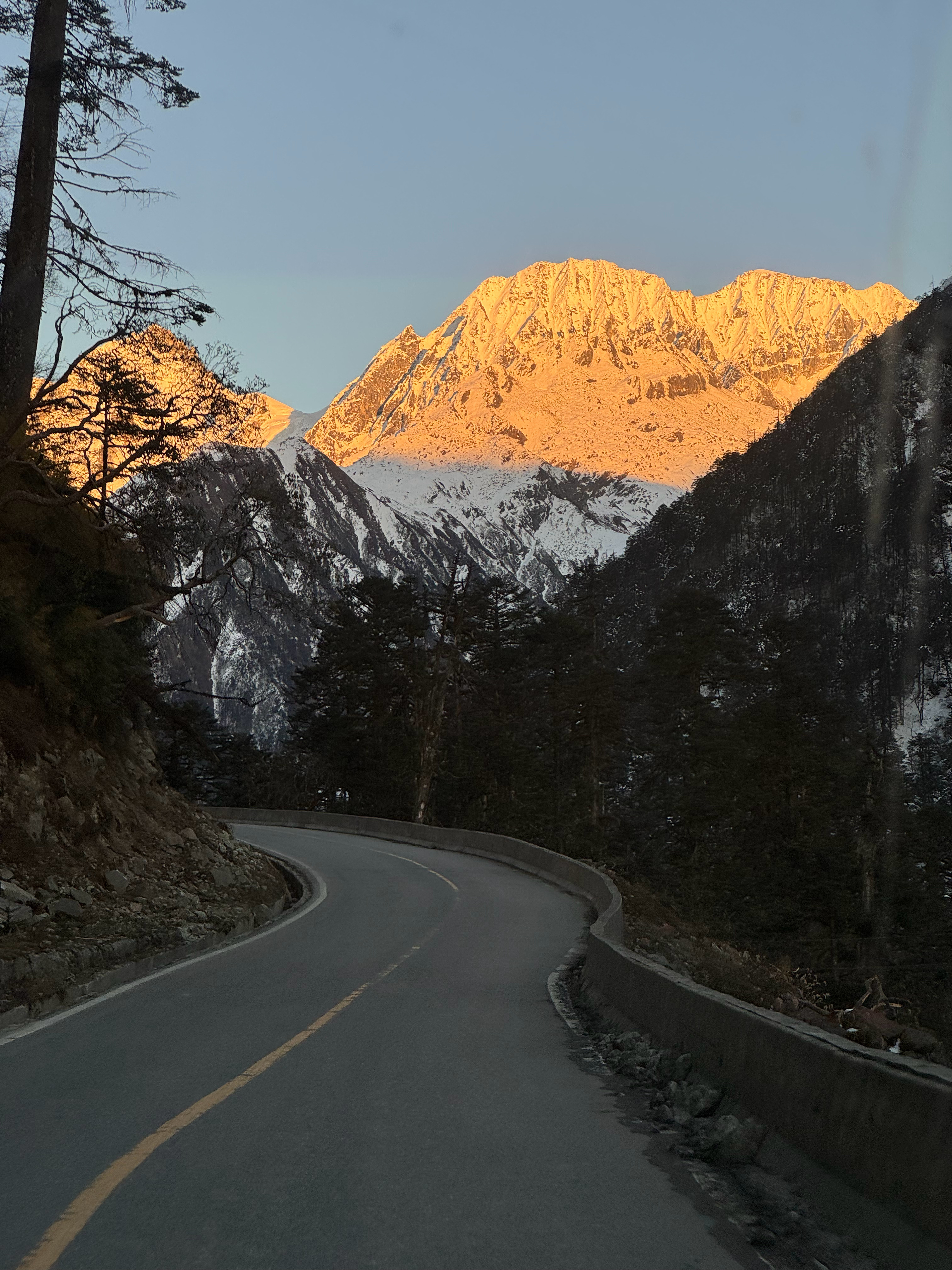 日照金山⛰️之后分享见山的震撼always在路上  