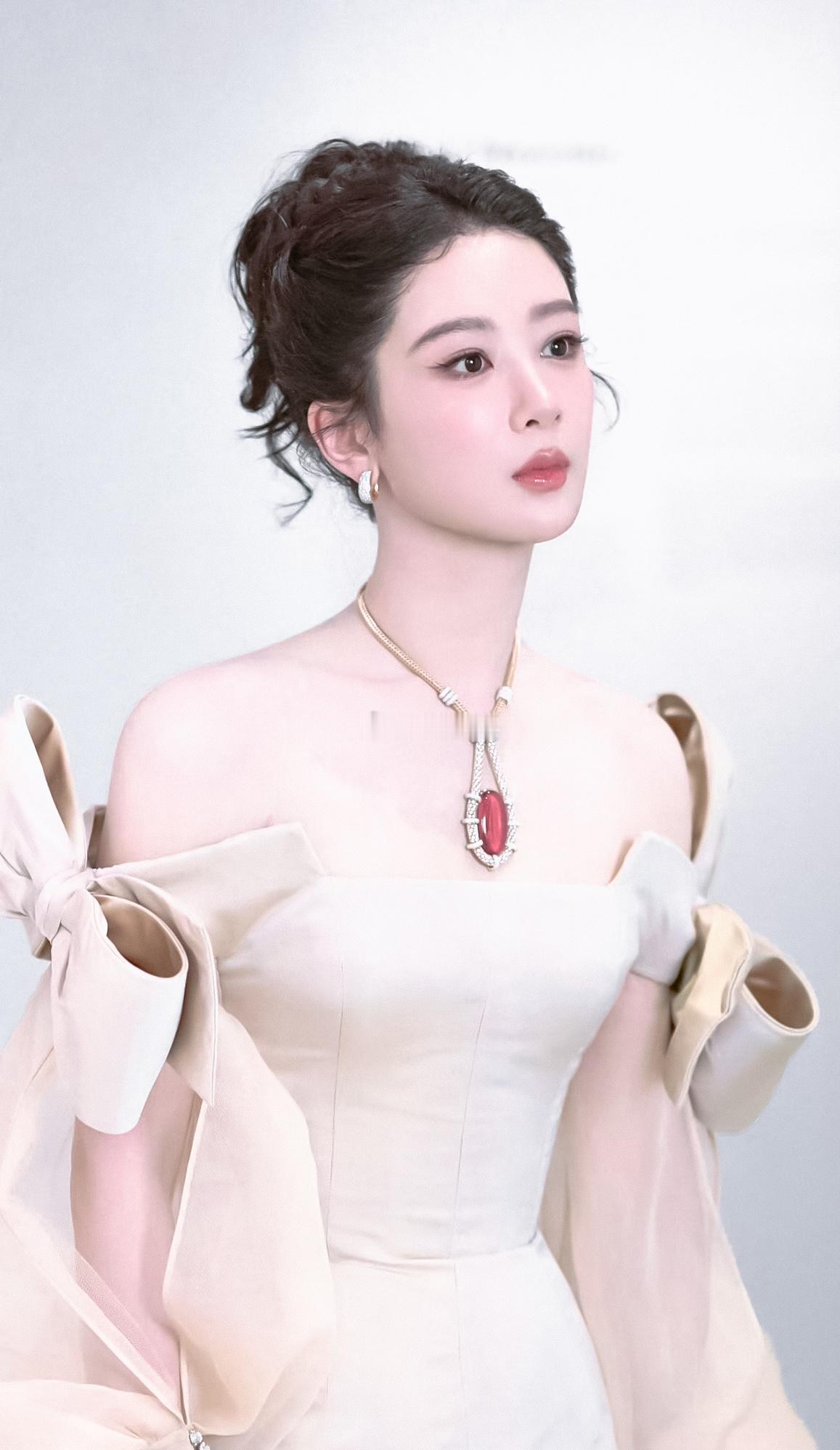 杨紫全方位爆发了！爱奇艺二季度破亿角色前十，杨紫家业角色热度断层领先！杨紫全方位