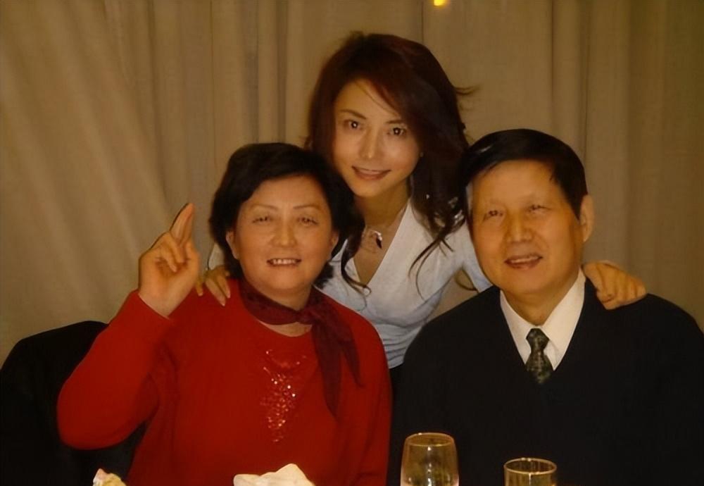2008年，演员李钰和家人，一张温馨的合影，她是（《情深深雨濛濛》方瑜扮演者），