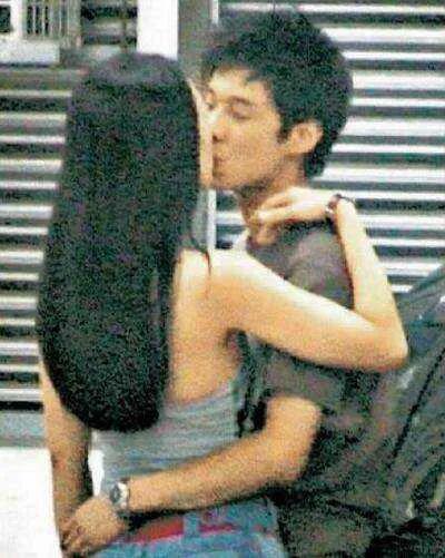 街头和章子怡热吻的男子是陈冠希吗？从侧面看有些像，发型也像，那时候的章子怡太漂亮