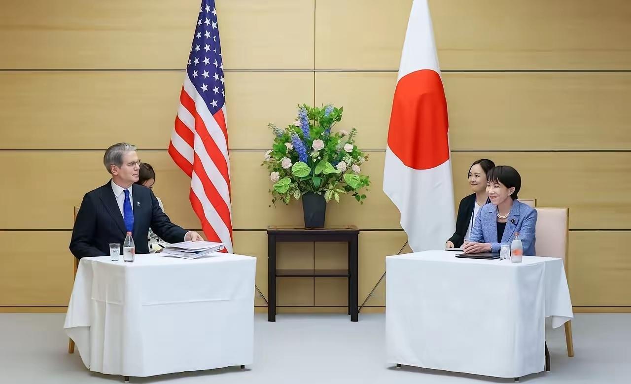 贝森特访问了日本与韩国，得到的待遇却有着细微的差异，你能从图上看出来吗？国际交往