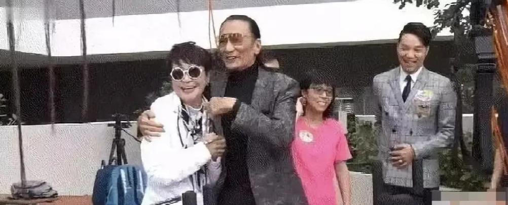 谢贤和狄波拉多年后在街头碰面，他上前就是一个拥抱，笑着说差点认不出她了

狄波拉