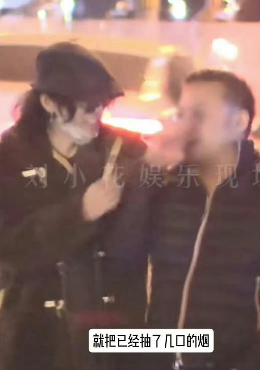 华晨宇递抽过的烟给朋友像学生时代的那种铁哥们一样 