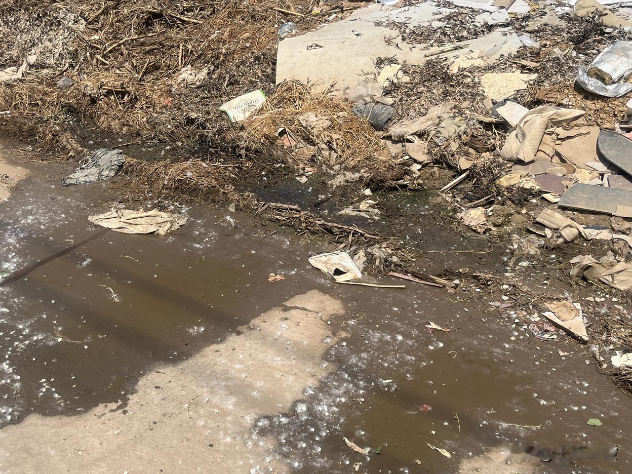 山东潍坊高密市，路边垃圾随处堆今天的公众，左手举着直播手机，右手托着无人飞机。行
