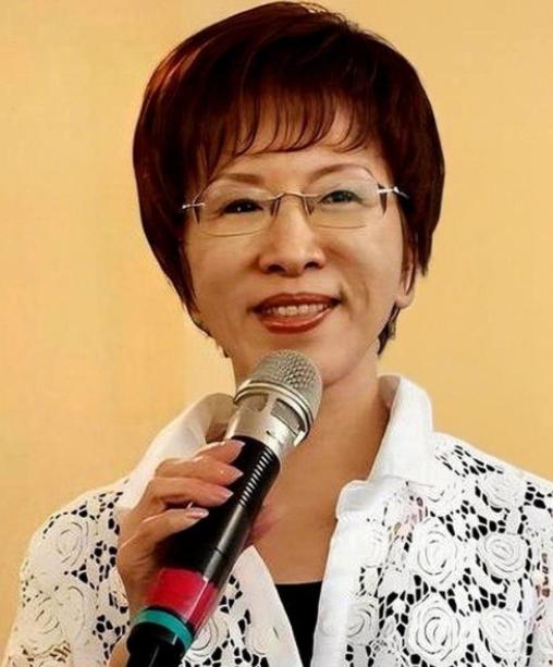 国民党高层云集的记者会上，郑丽文突然一句：“要查洪秀柱，就先翻绿营旧账。”空气瞬