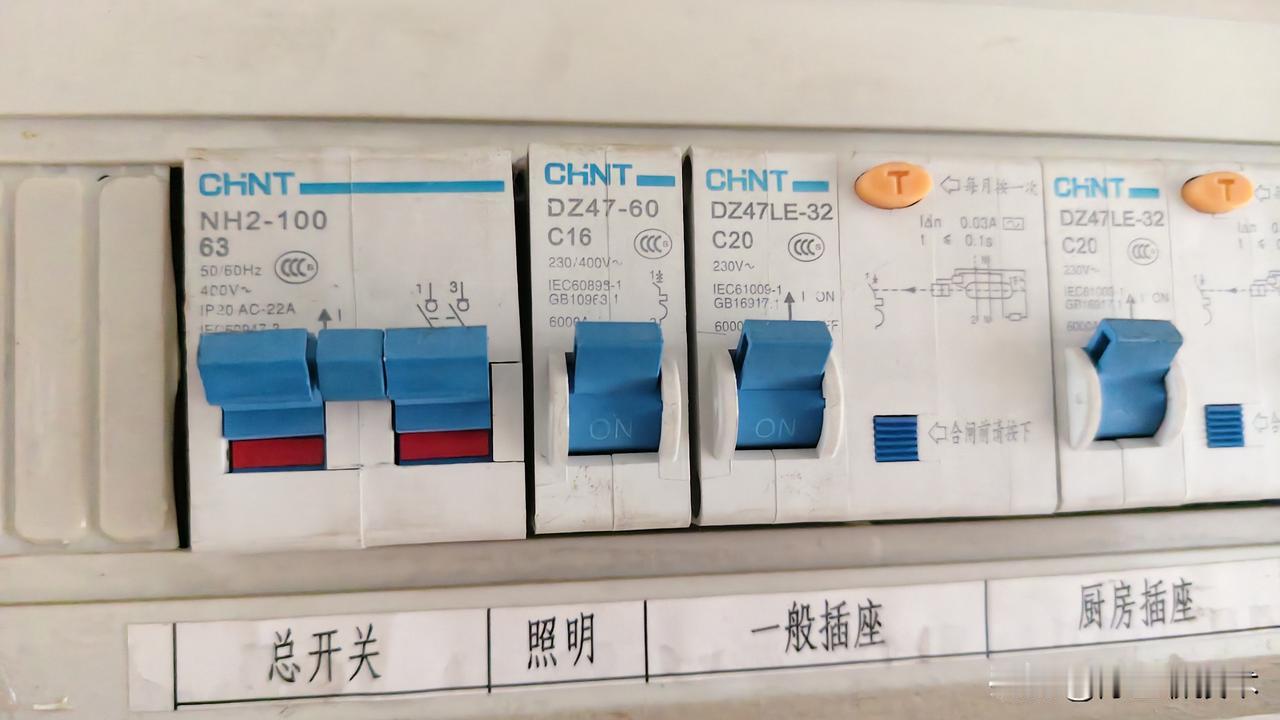 陈高工的家庭电路维修日志。
​今天早上起床，发现卧室的灯不亮了。开始以为是停电，