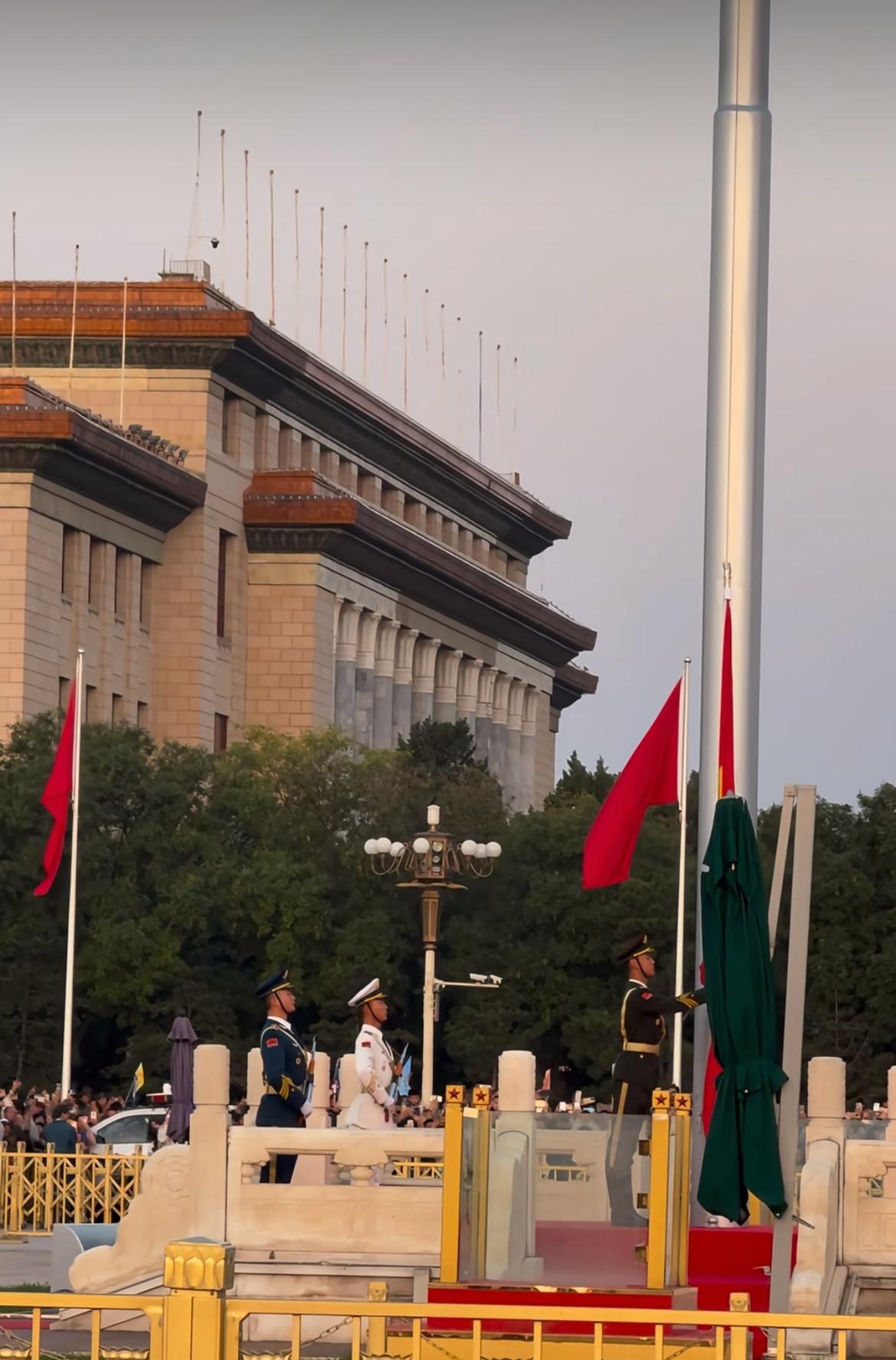 国庆天安门广场升旗仪式有多震撼 国庆天安门广场升旗仪式晨光里国旗护卫队迈着铿锵正